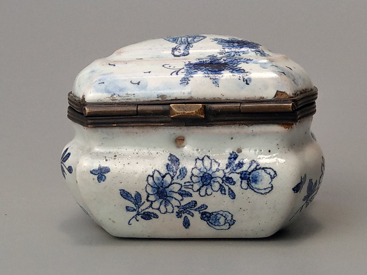 18th-Century Delft Hinged Lid Box in the Manner of Adriaen Pynacker