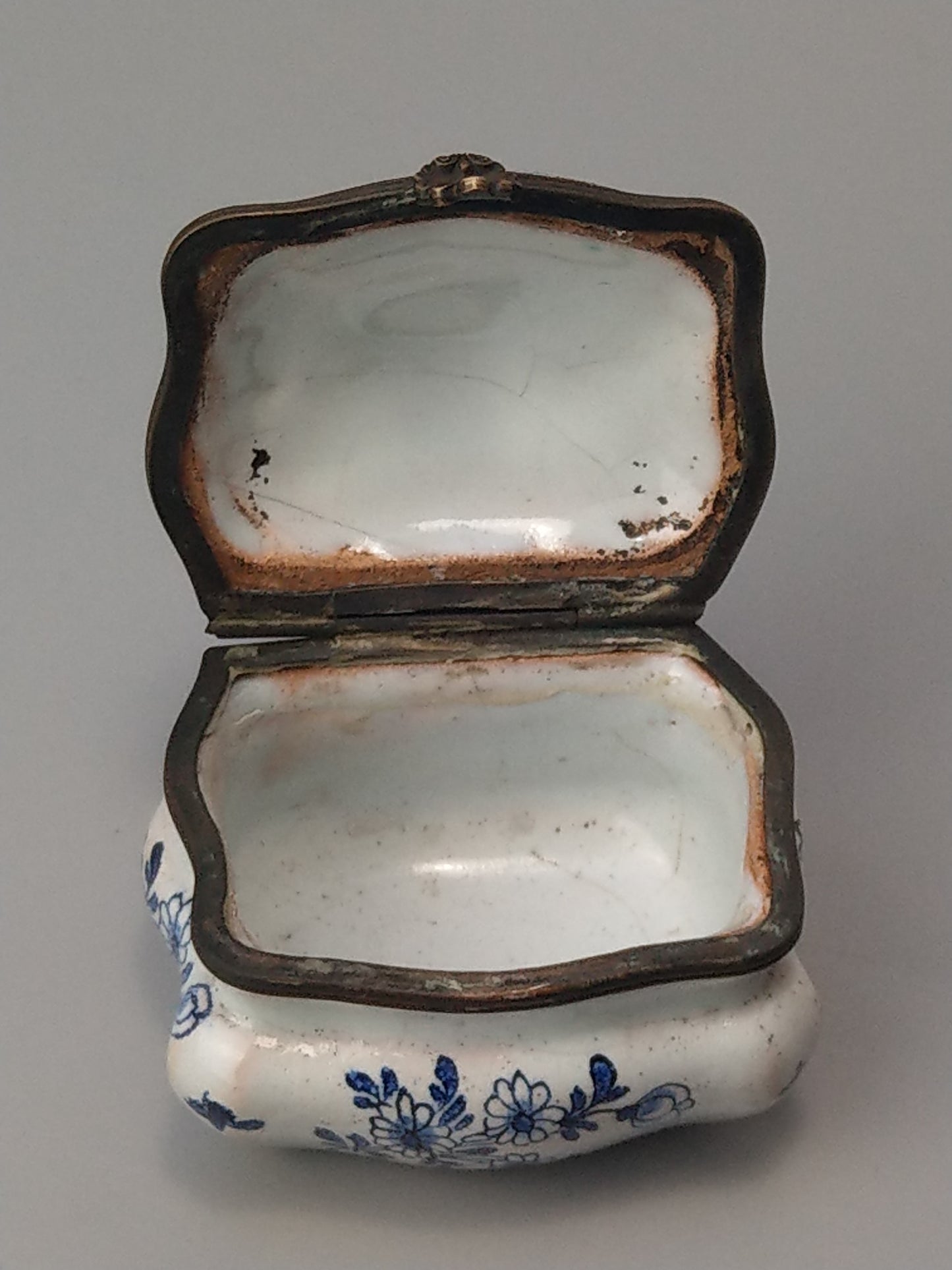 18th-Century Delft Hinged Lid Box in the Manner of Adriaen Pynacker
