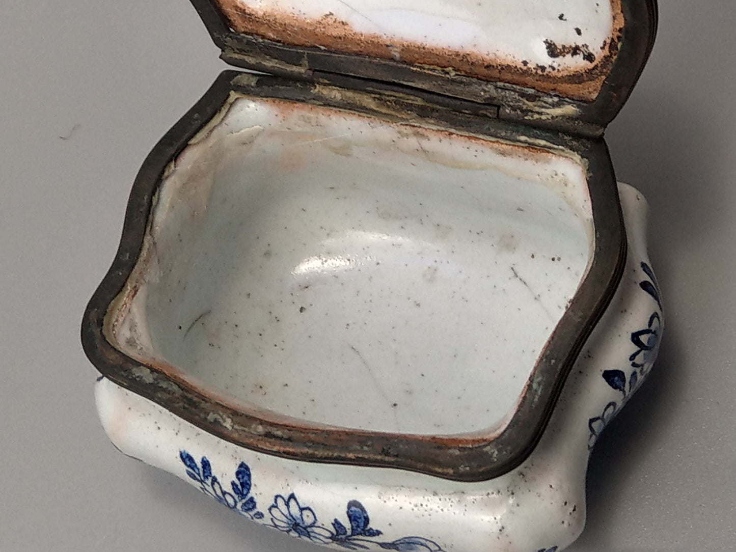 18th-Century Delft Hinged Lid Box in the Manner of Adriaen Pynacker