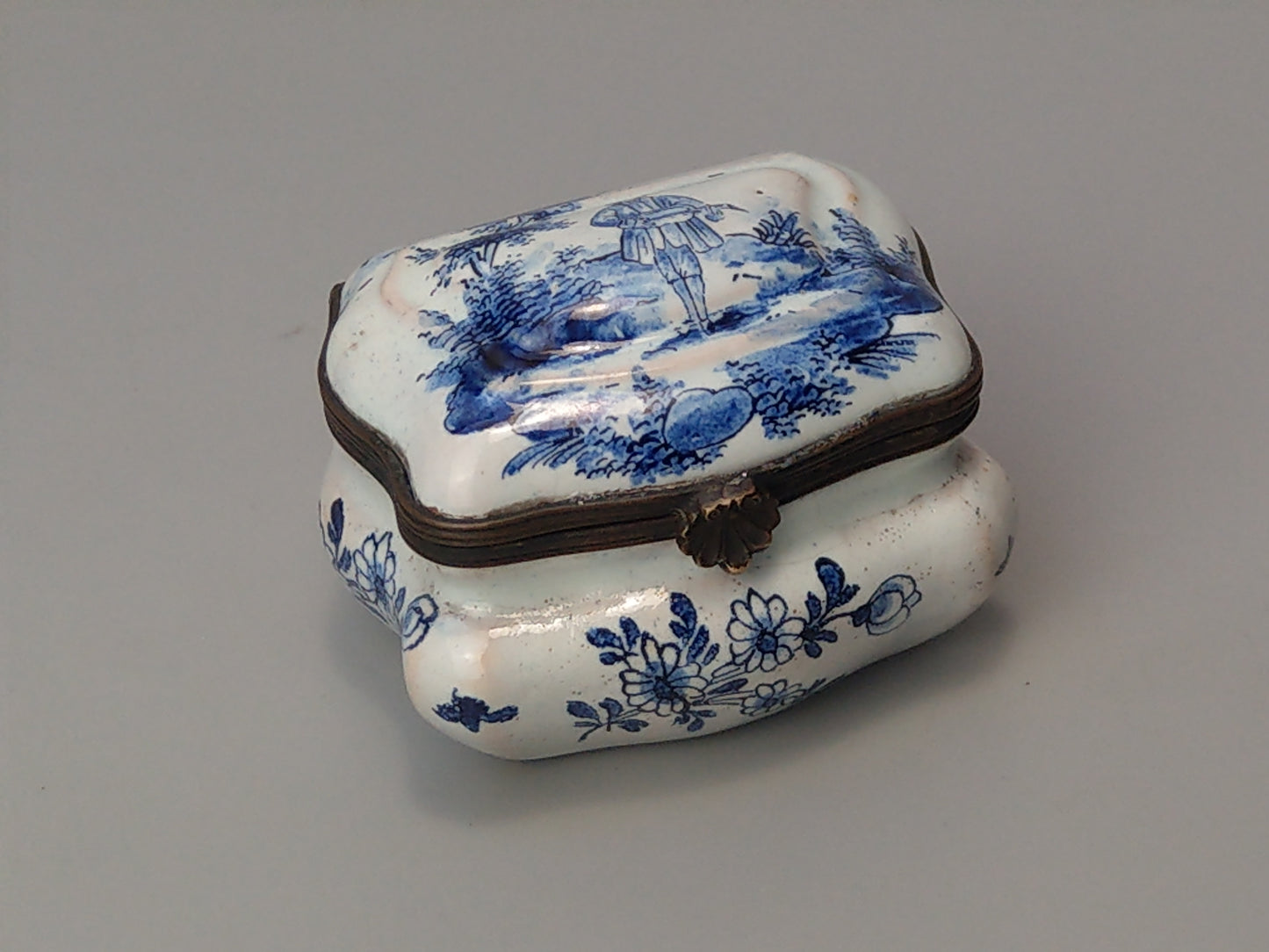 18th-Century Delft Hinged Lid Box in the Manner of Adriaen Pynacker