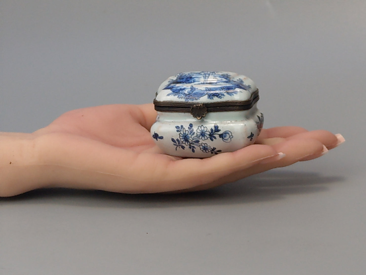 18th-Century Delft Hinged Lid Box in the Manner of Adriaen Pynacker