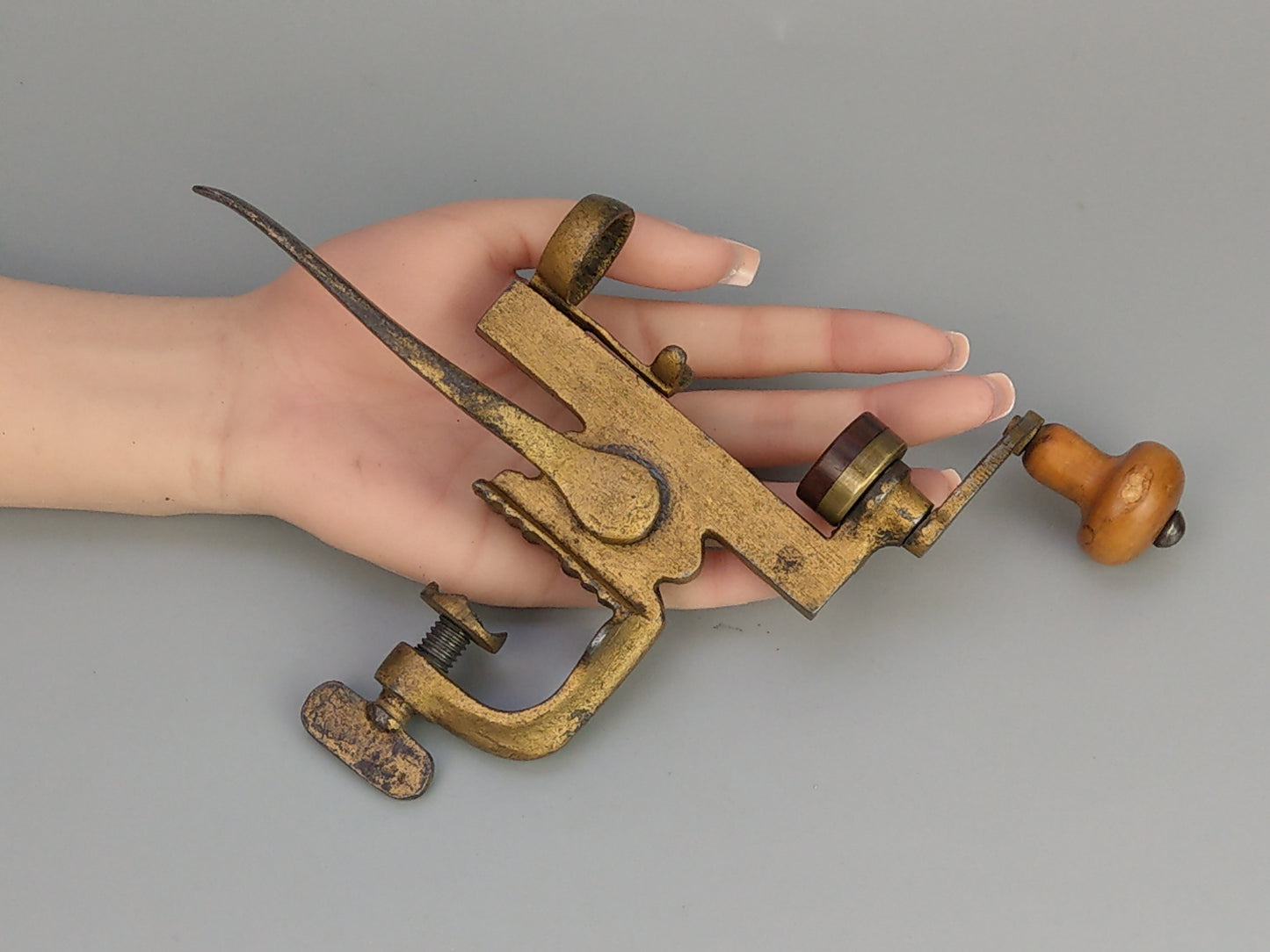 Antique shotgun cartridge loader Sixteen Bore vice mounted tool