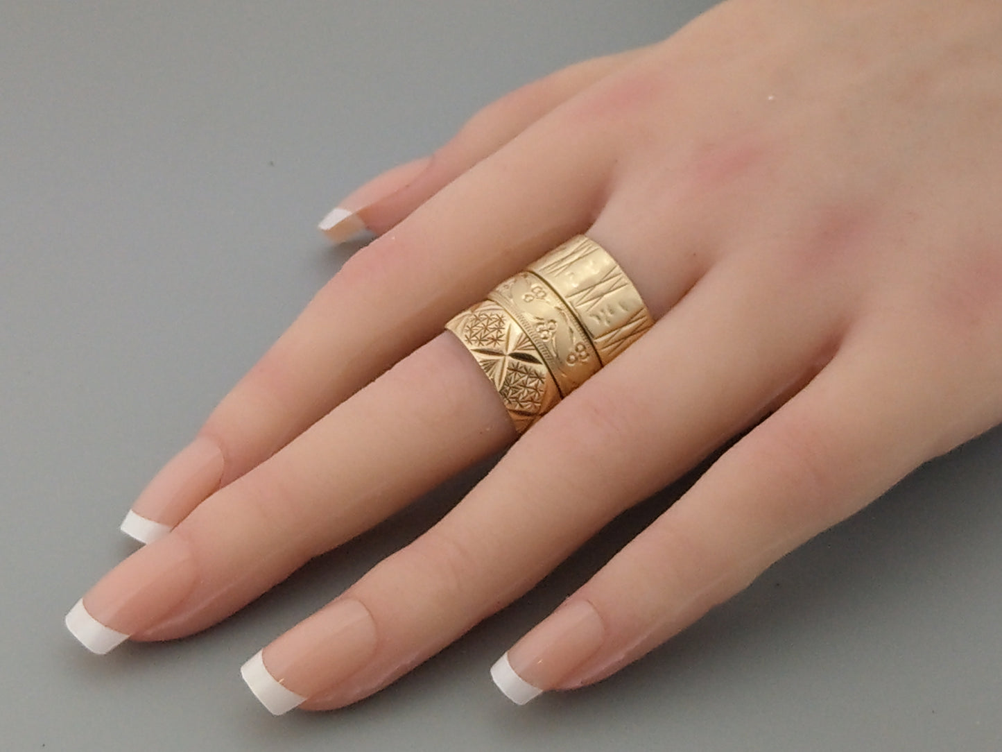 Ladies Patterned 9ct Gold Thick Cigar Band ring by Slade & Woolf c1969