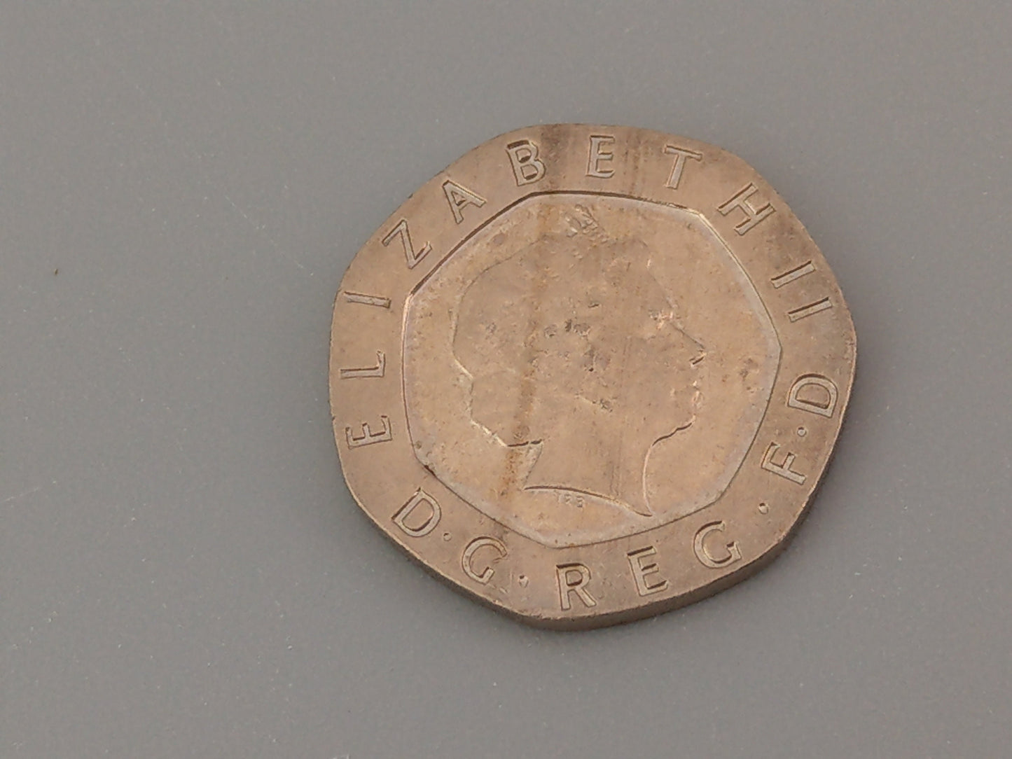 United Kingdom coin 20 pence mule, error obverse no date with additional errors