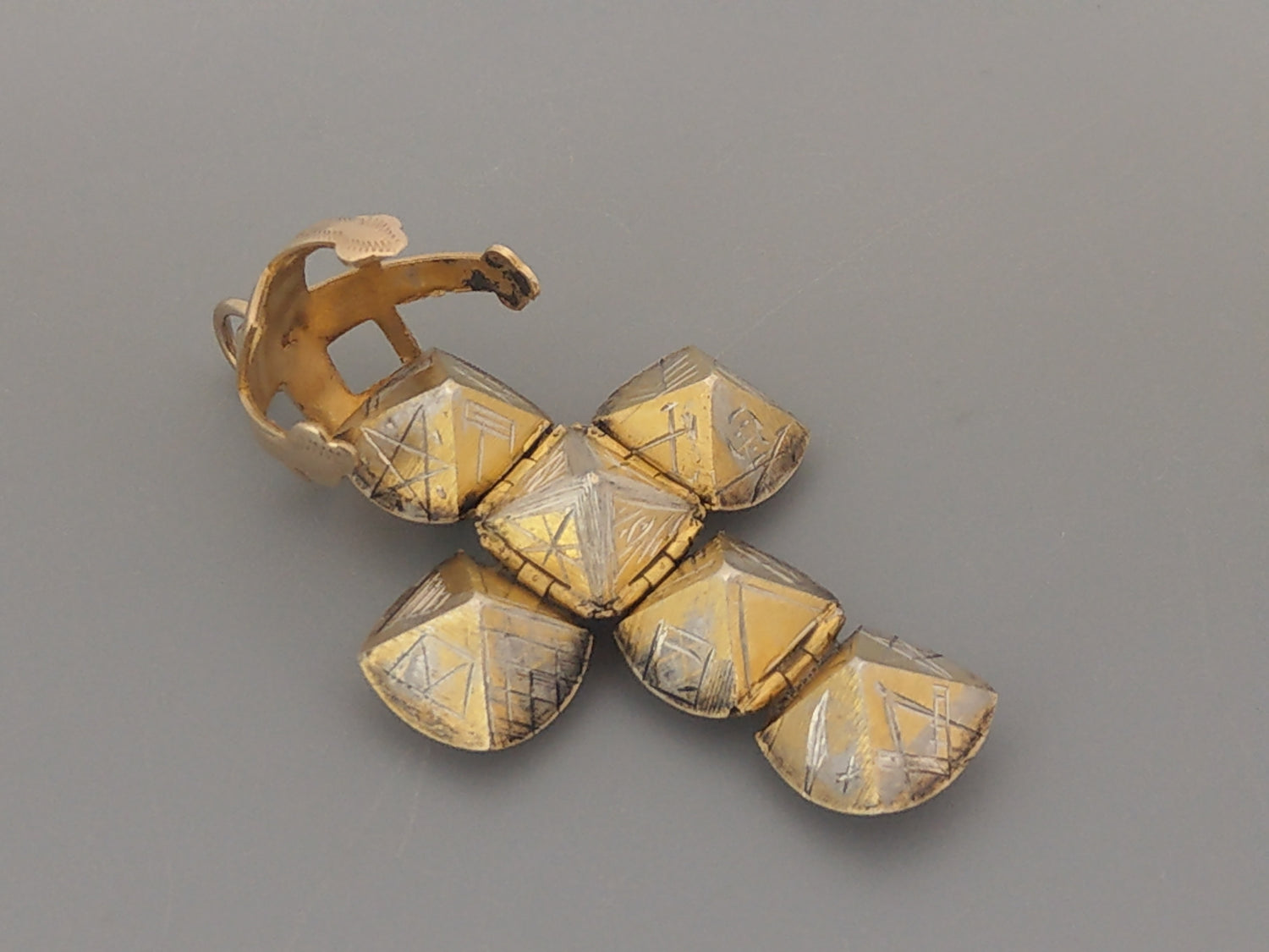  Masonic jewellery and Memorabilia 