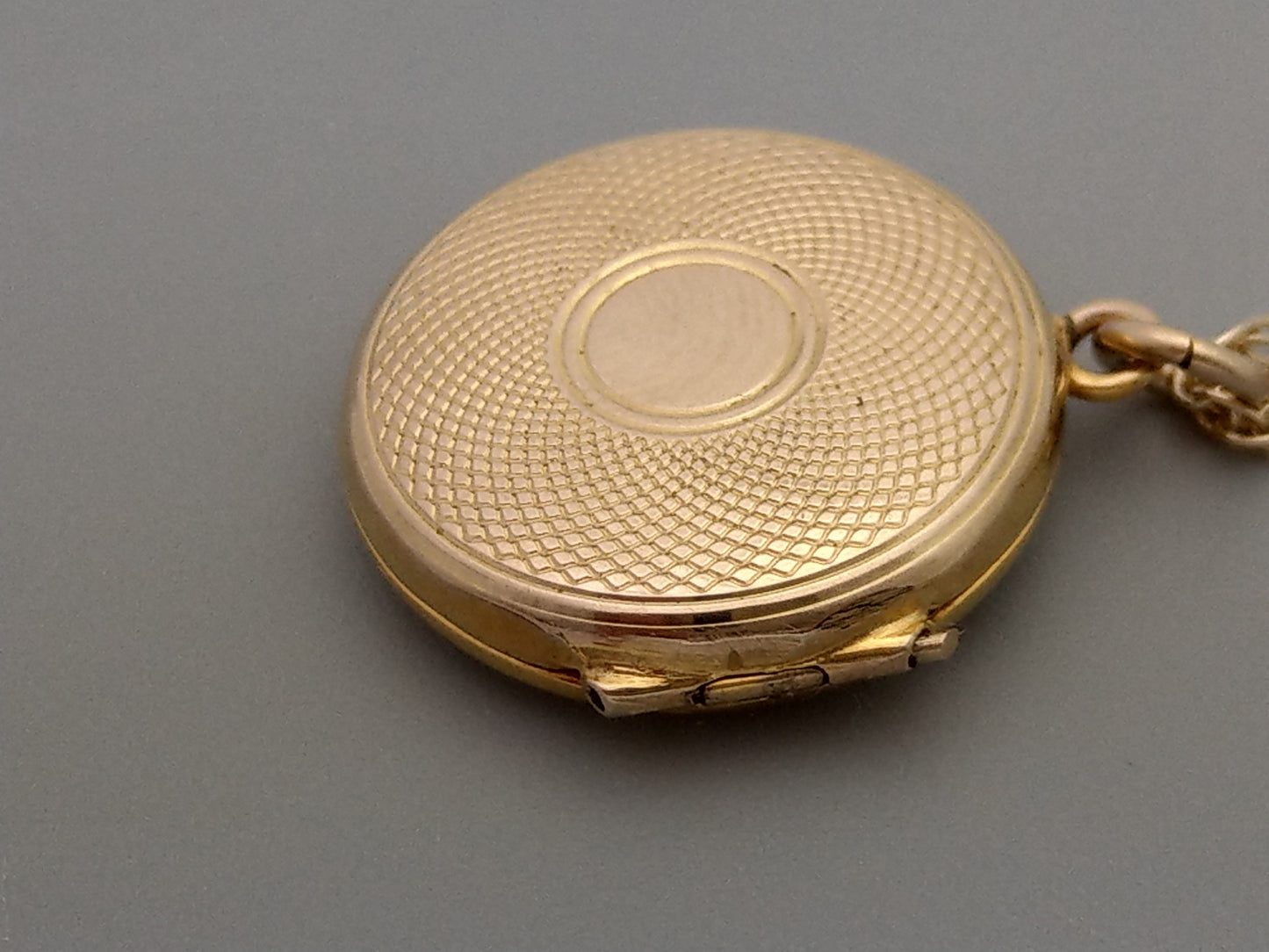 Solid 9ct Gold round Photo locket with double link chain