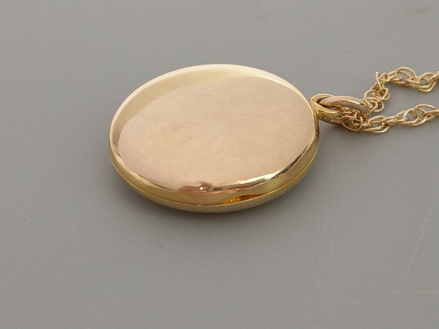 Solid 9ct Gold round Photo locket with double link chain