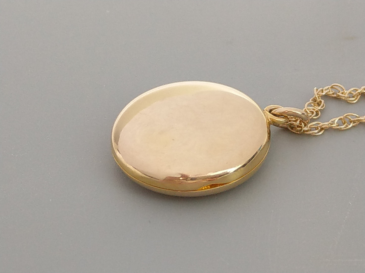 Solid 9ct Gold round Photo locket with double link chain