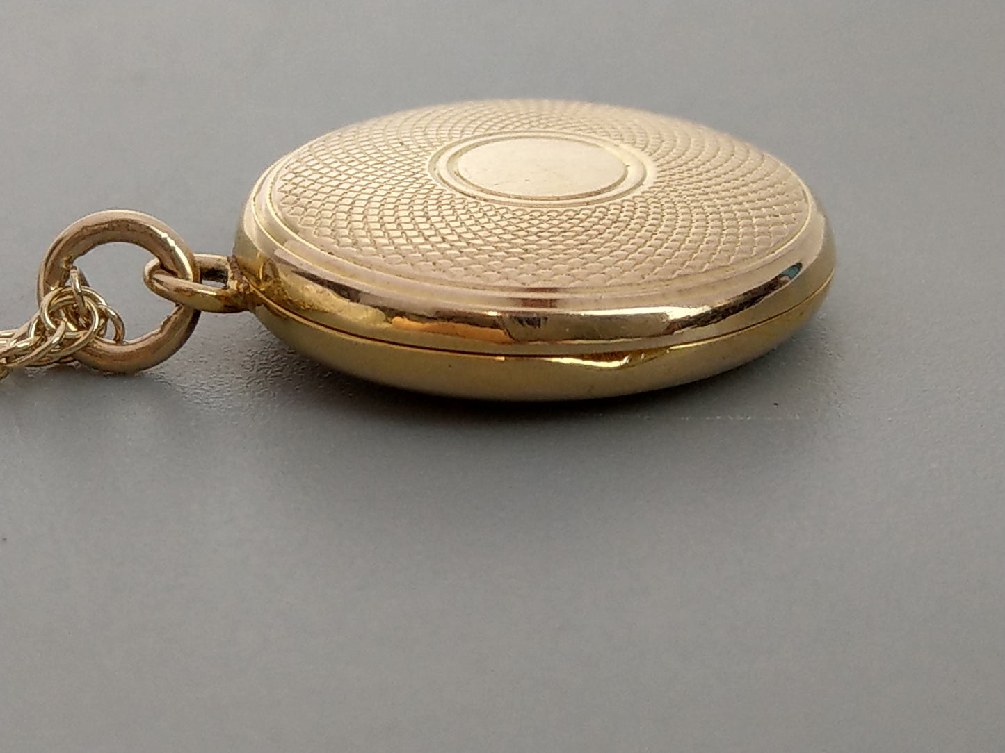 Solid 9ct Gold round Photo locket with double link chain