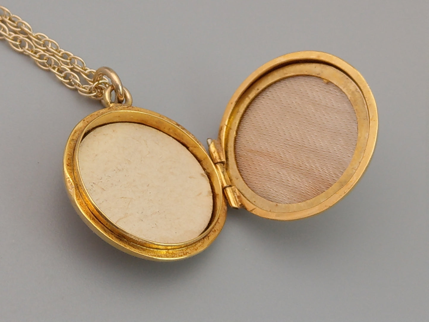 Solid 9ct Gold round Photo locket with double link chain