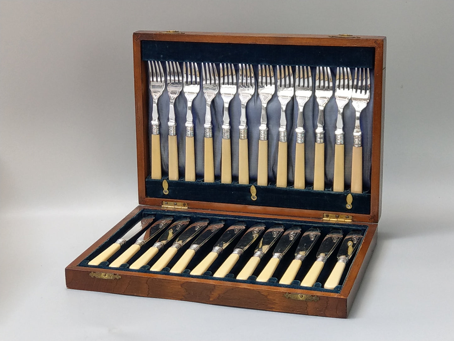 Sheffield Silver-plated Cutlery Set for 12 with Canteen Box