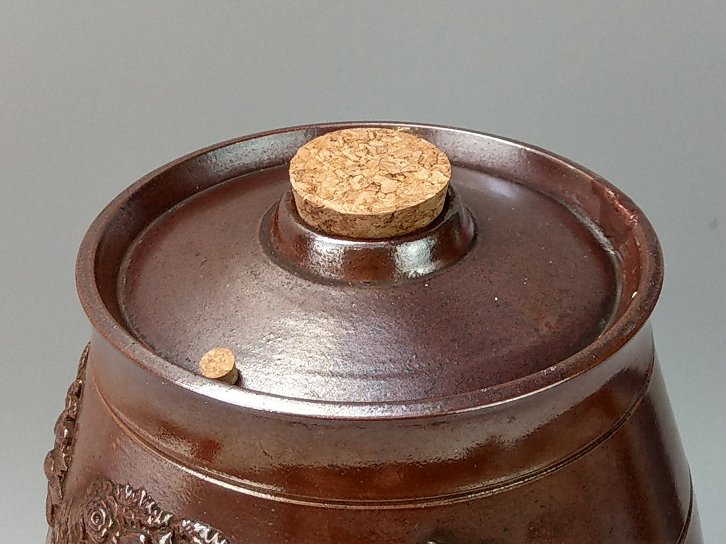 Stoneware Large Barrel with Brass Tap: Lions and Coat of Arms "Dieu et Mon Droit"