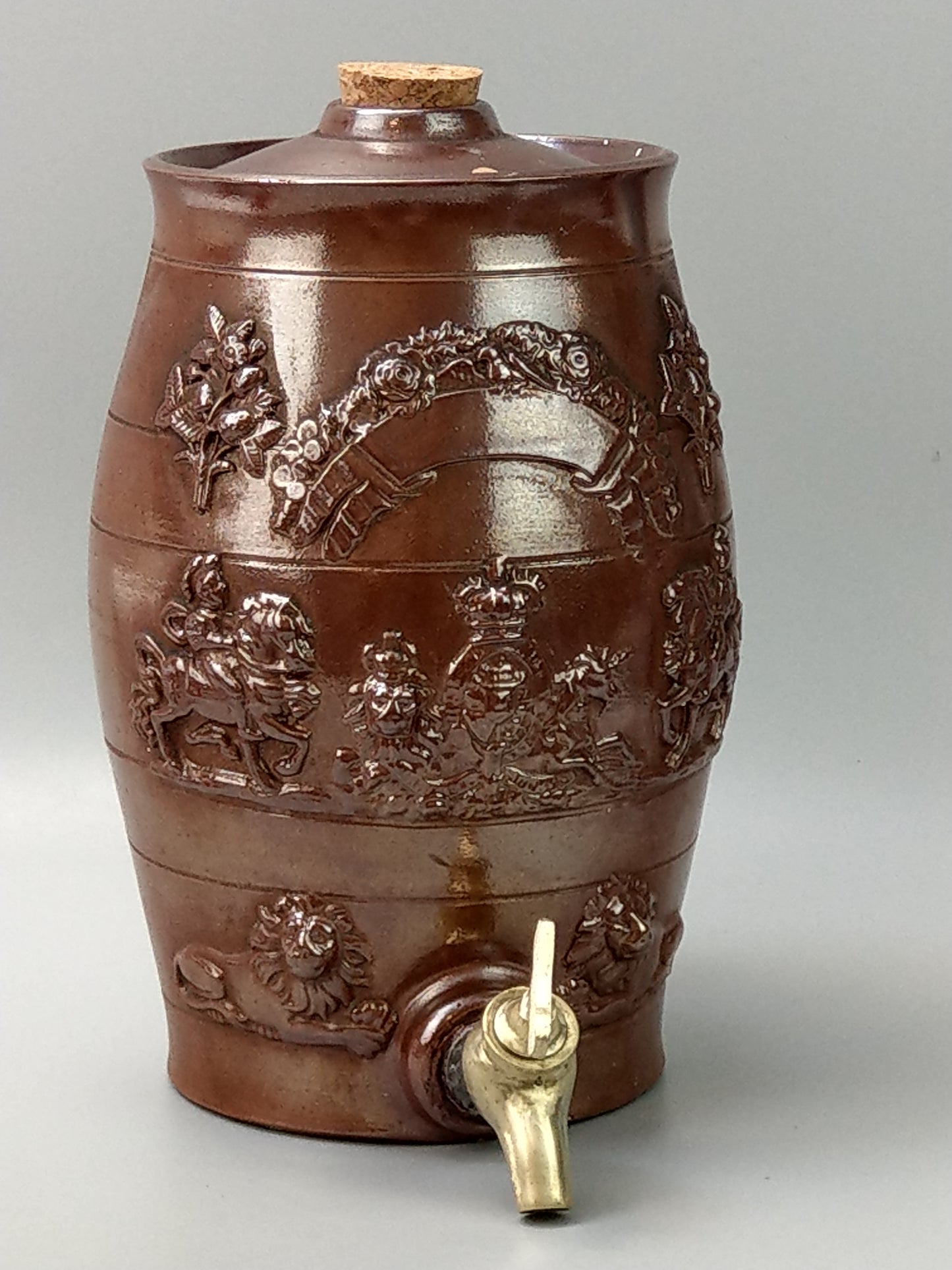 Stoneware Large Barrel with Brass Tap: Lions and Coat of Arms "Dieu et Mon Droit"