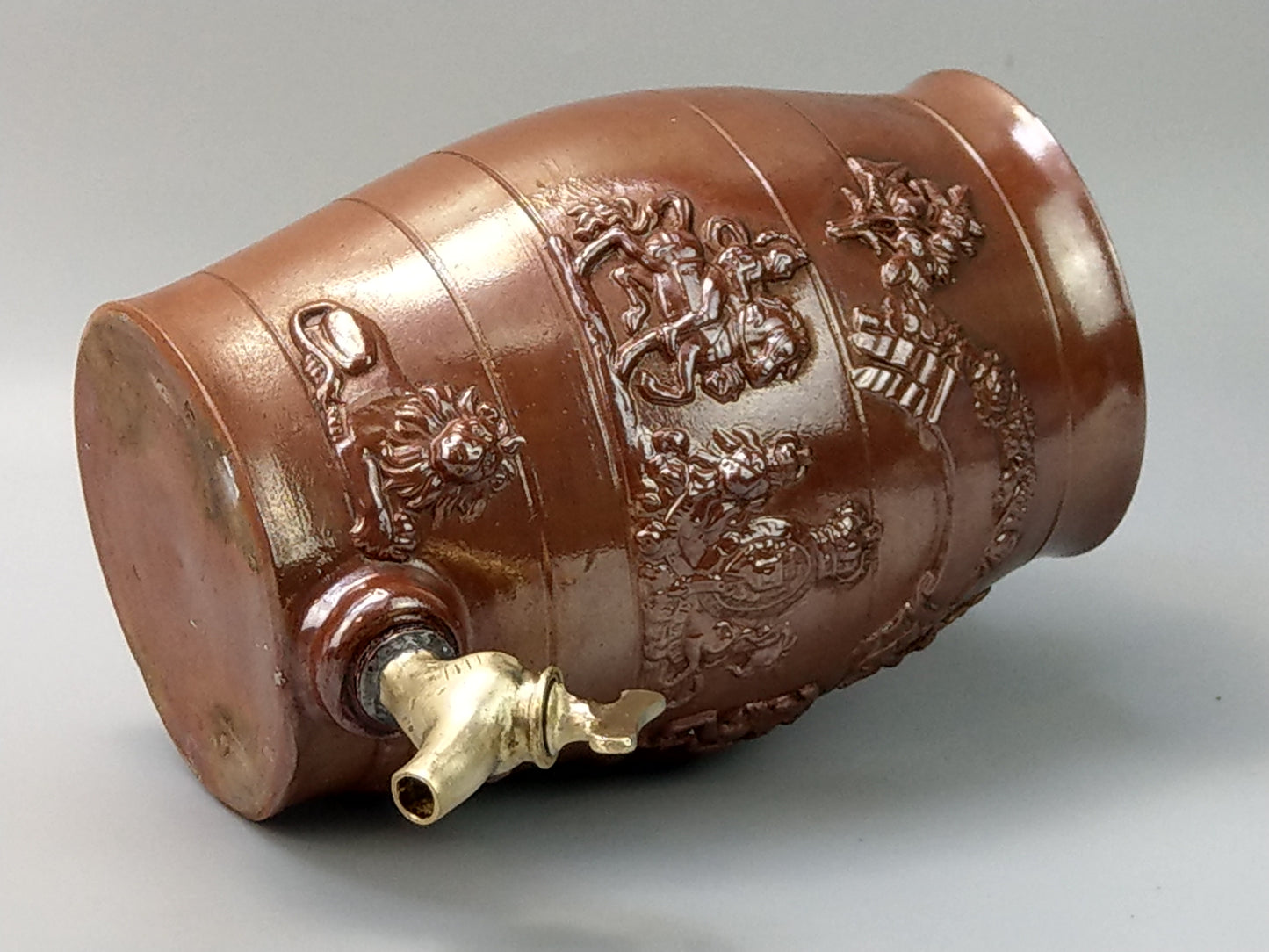 Stoneware Large Barrel with Brass Tap: Lions and Coat of Arms "Dieu et Mon Droit"