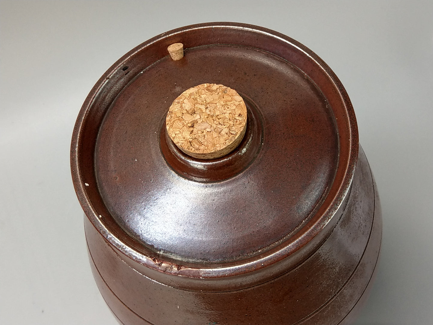 Stoneware Large Barrel with Brass Tap: Lions and Coat of Arms "Dieu et Mon Droit"