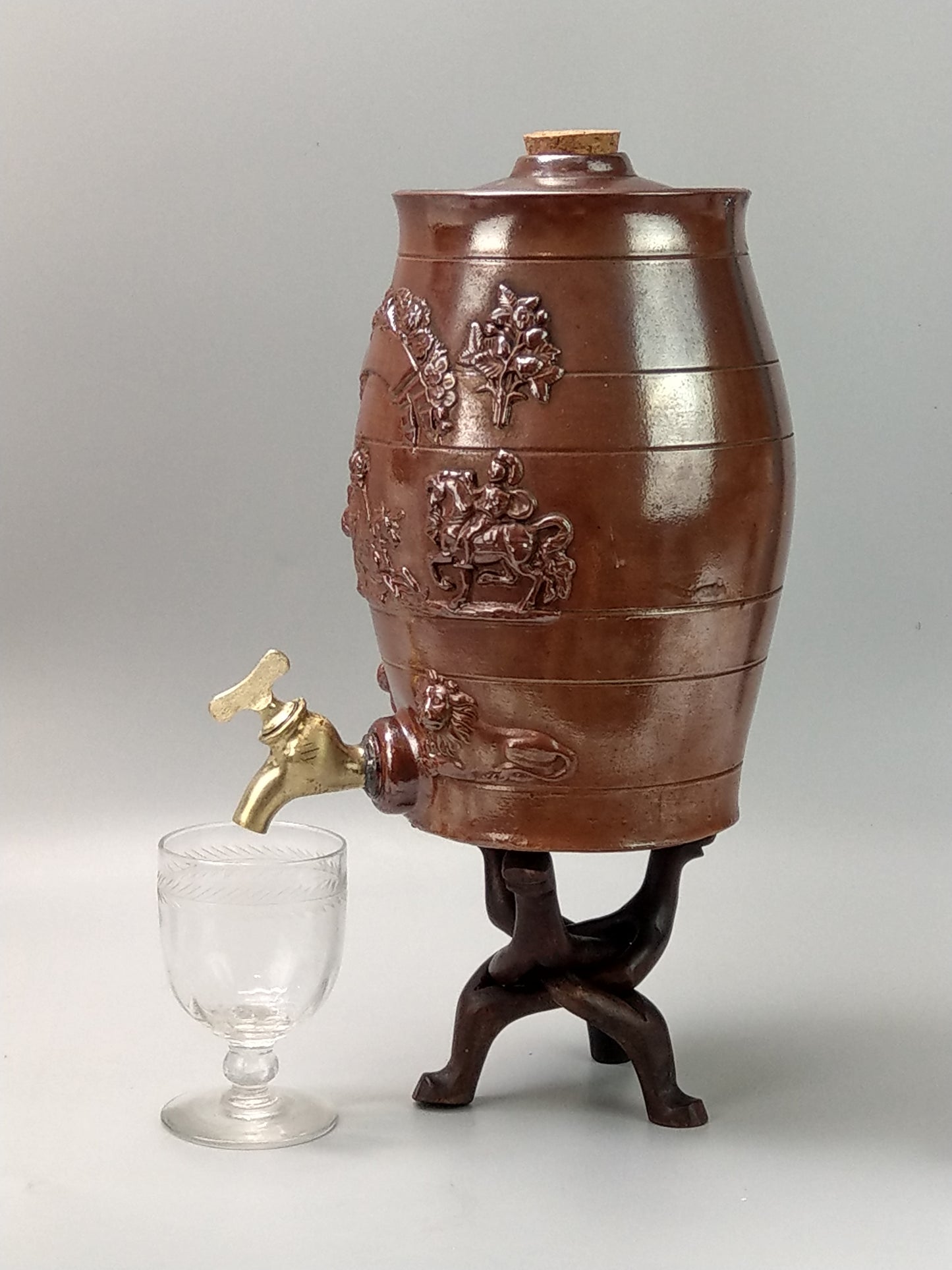 Stoneware Large Barrel with Brass Tap: Lions and Coat of Arms "Dieu et Mon Droit"