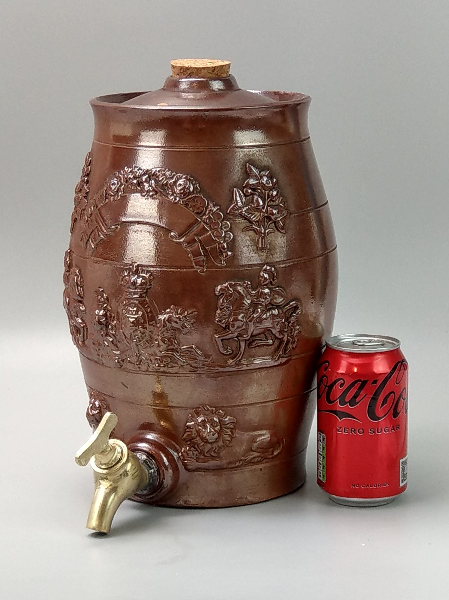 Stoneware Large Barrel with Brass Tap: Lions and Coat of Arms "Dieu et Mon Droit"