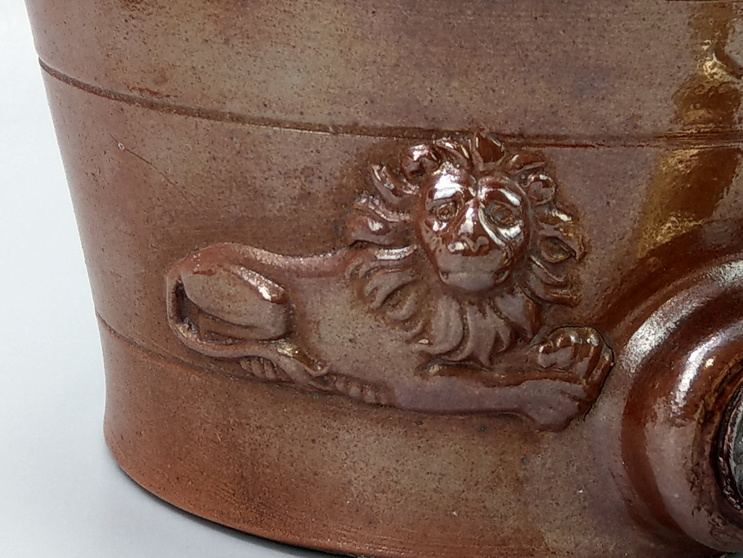 Stoneware Large Barrel with Brass Tap: Lions and Coat of Arms "Dieu et Mon Droit"