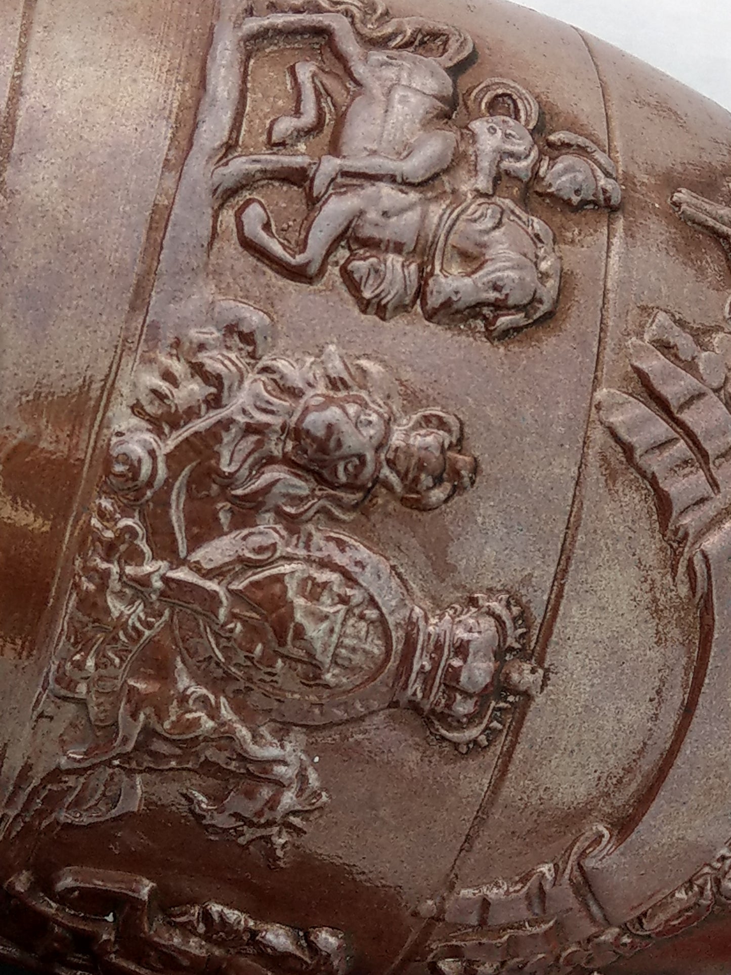 Stoneware Large Barrel with Brass Tap: Lions and Coat of Arms "Dieu et Mon Droit"