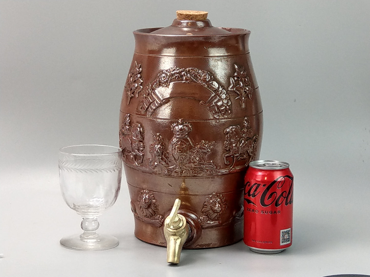 Stoneware Large Barrel with Brass Tap: Lions and Coat of Arms "Dieu et Mon Droit"