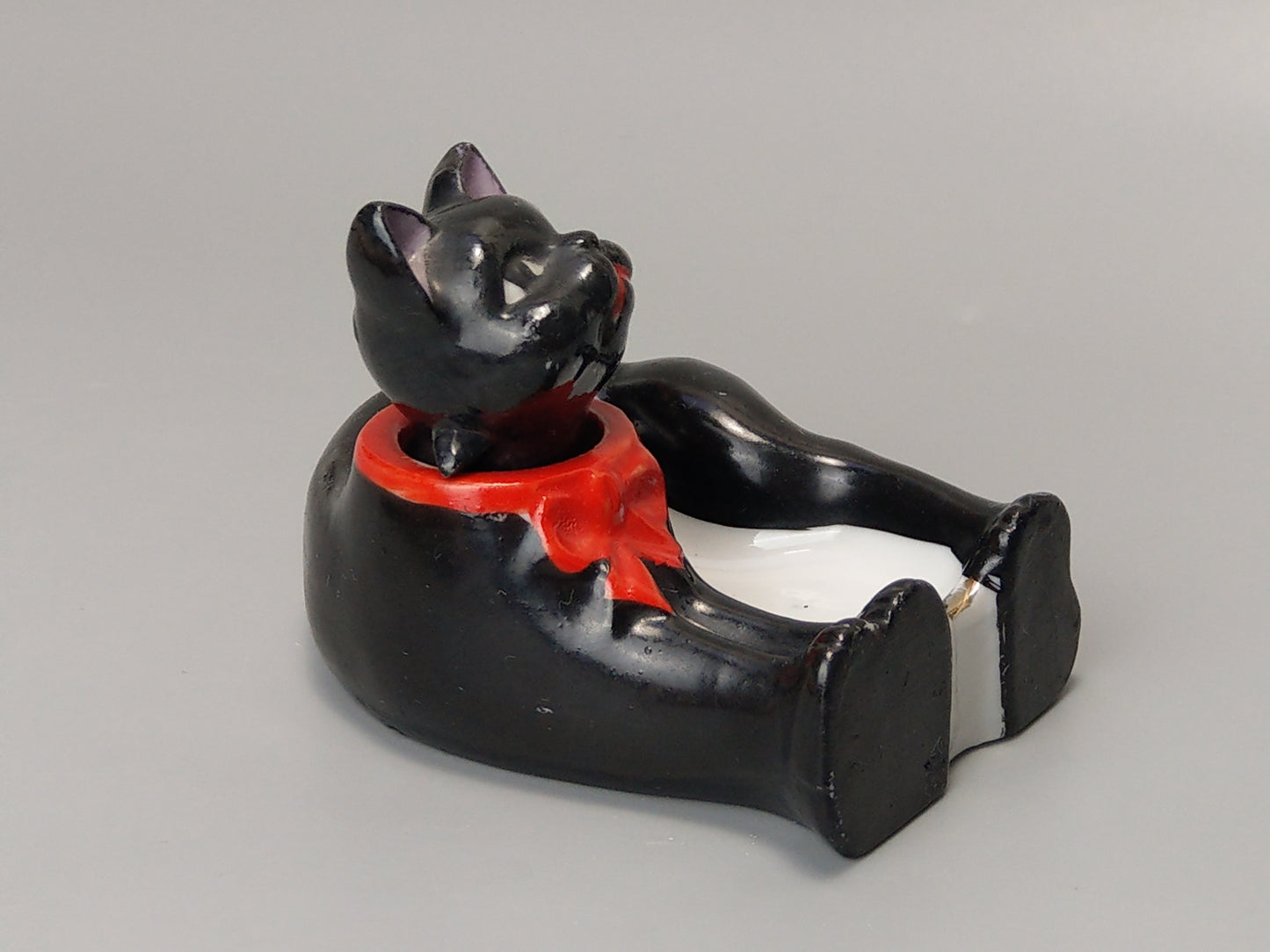 Nodding Head Ashtray Black Cat with Red Ribbon, Japanese Patent T.T, c. 1940