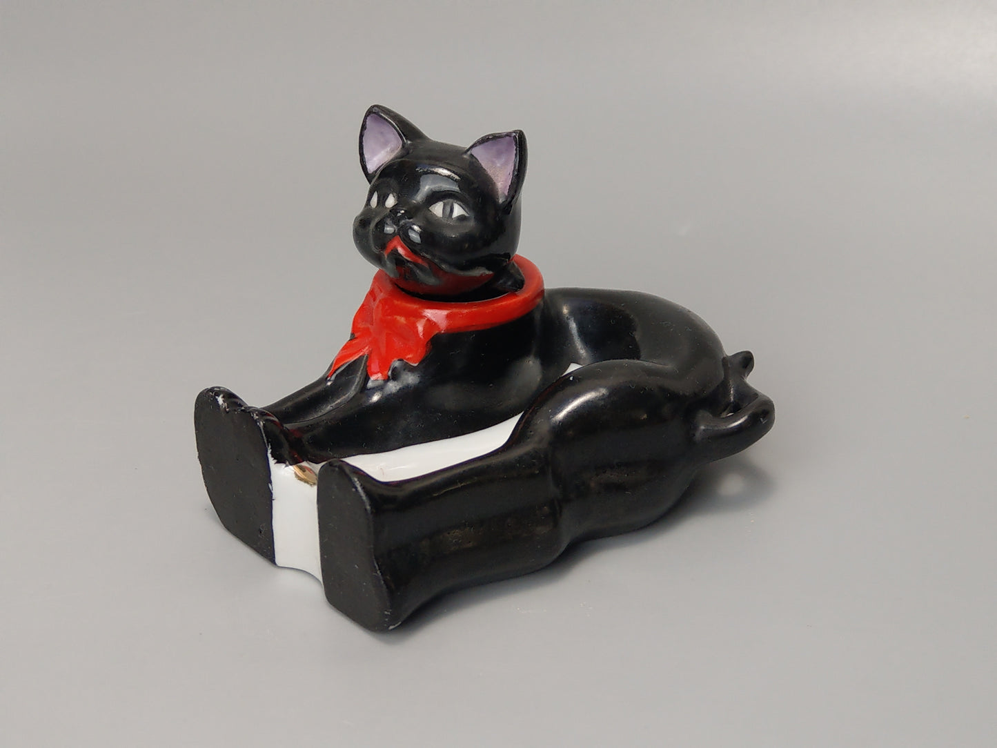 Nodding Head Ashtray Black Cat with Red Ribbon, Japanese Patent T.T, c. 1940