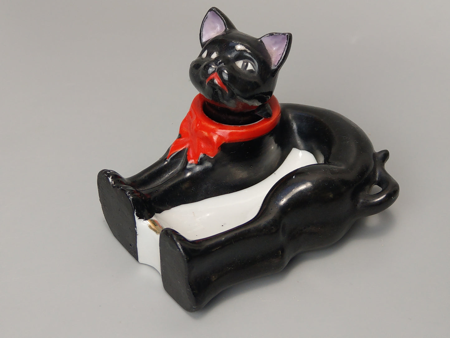 Nodding Head Ashtray Black Cat with Red Ribbon, Japanese Patent T.T, c. 1940