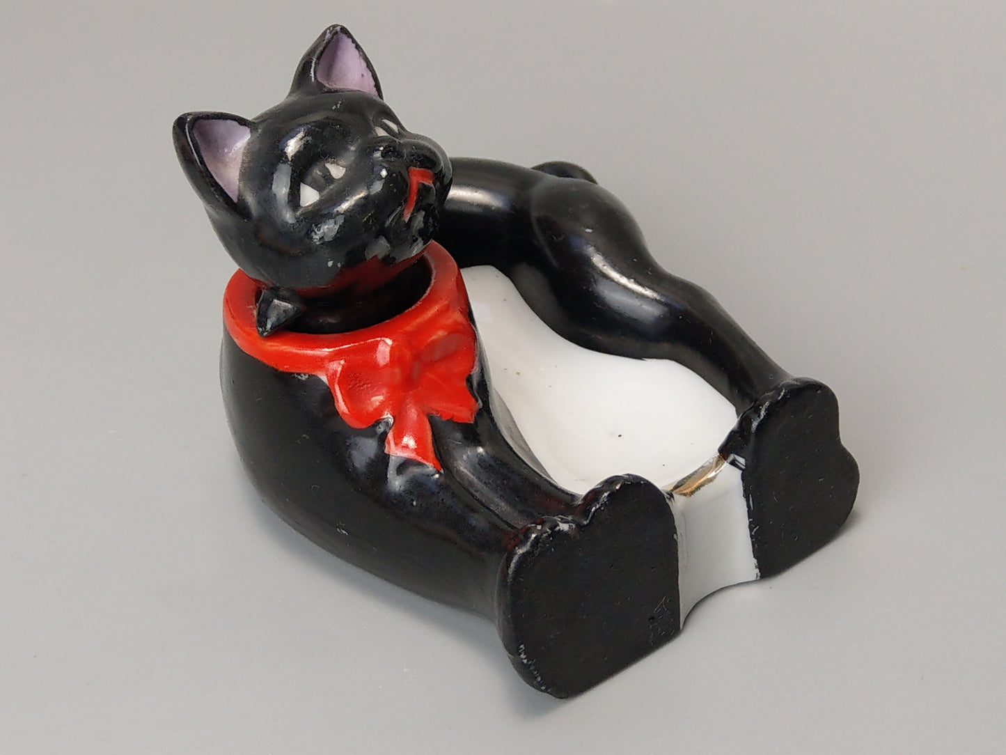 Nodding Head Ashtray Black Cat with Red Ribbon, Japanese Patent T.T, c. 1940