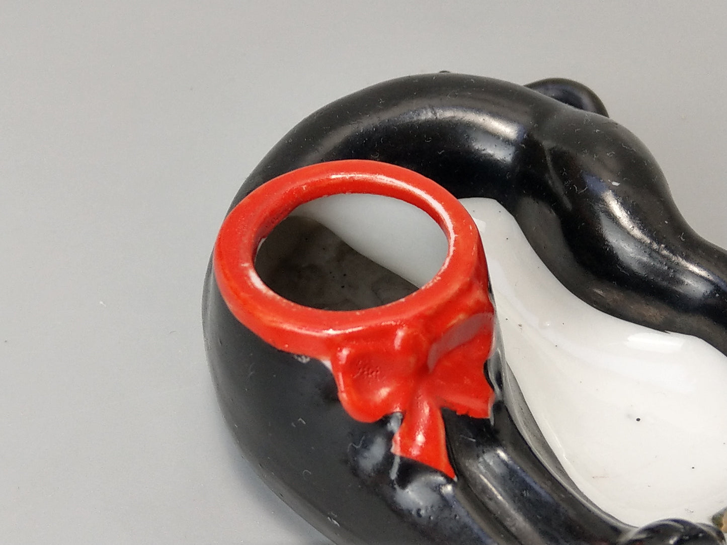 Nodding Head Ashtray Black Cat with Red Ribbon, Japanese Patent T.T, c. 1940