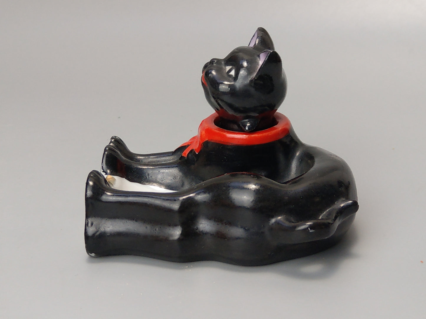 Nodding Head Ashtray Black Cat with Red Ribbon, Japanese Patent T.T, c. 1940