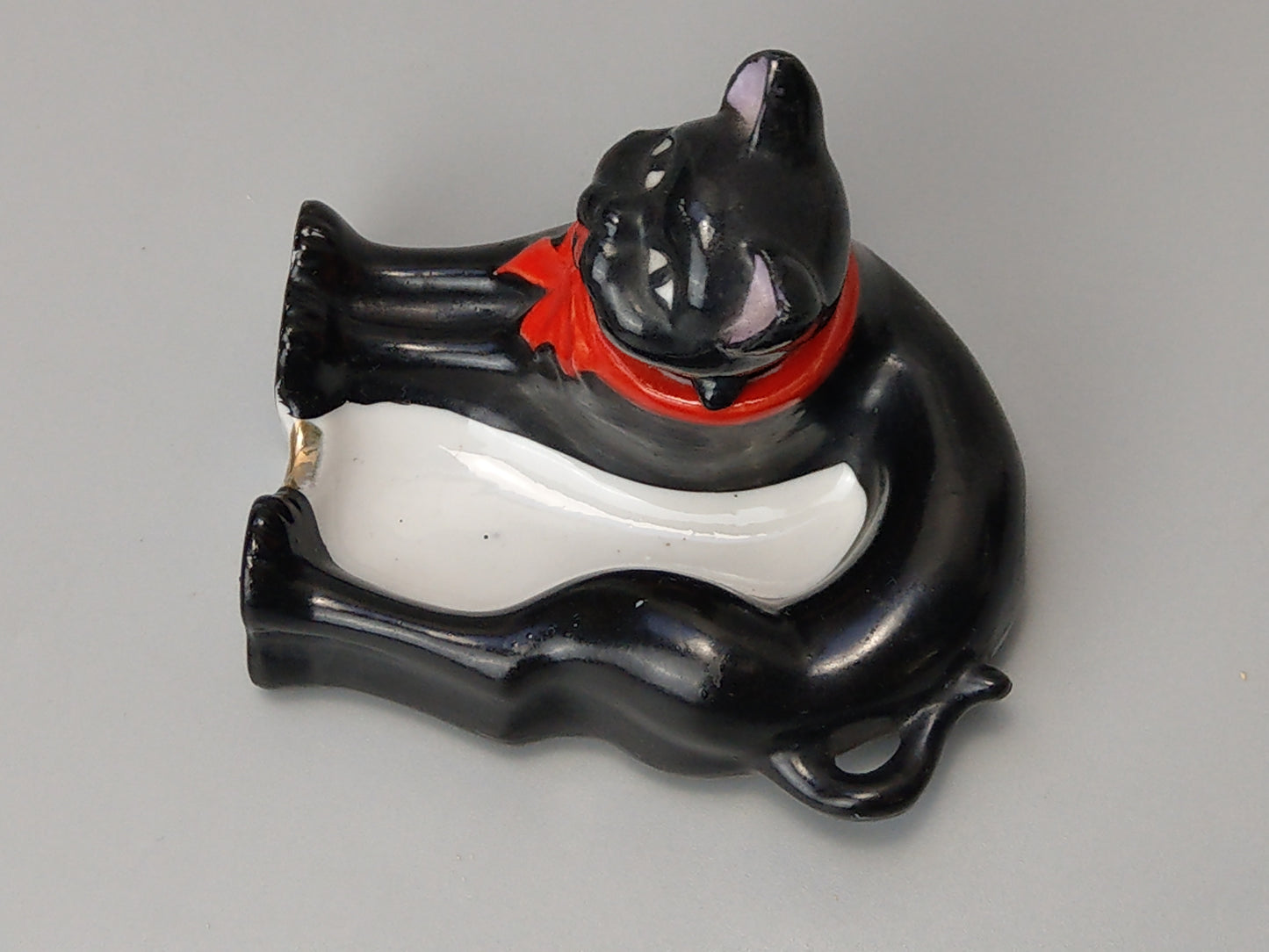 Nodding Head Ashtray Black Cat with Red Ribbon, Japanese Patent T.T, c. 1940