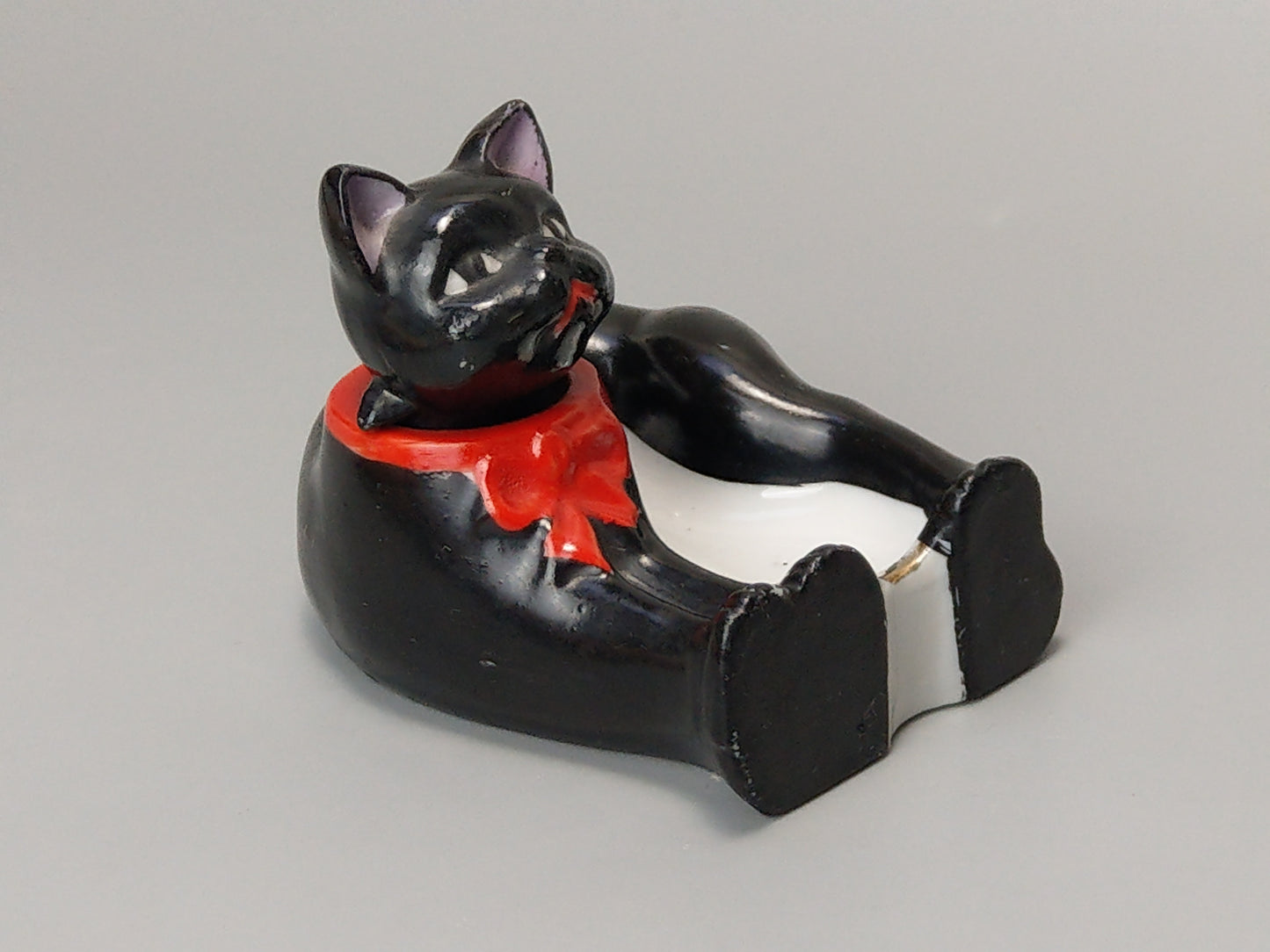 Nodding Head Ashtray Black Cat with Red Ribbon, Japanese Patent T.T, c. 1940