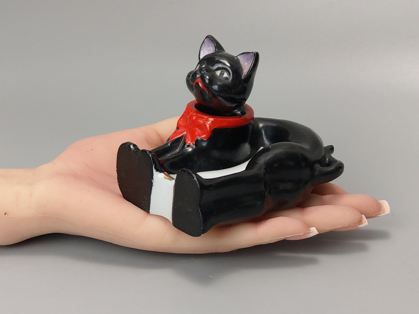 Nodding Head Ashtray Black Cat with Red Ribbon, Japanese Patent T.T, c. 1940