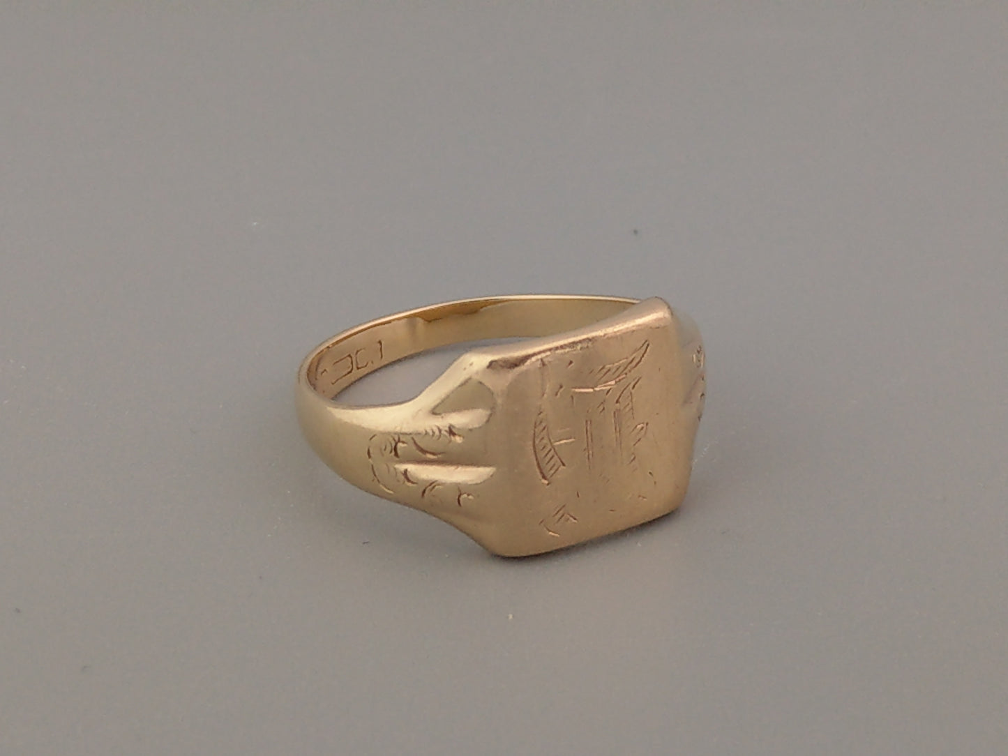 Antique 9ct gold signet ring, engraved with the letter, size T (UK) or 9.3/4 (US).