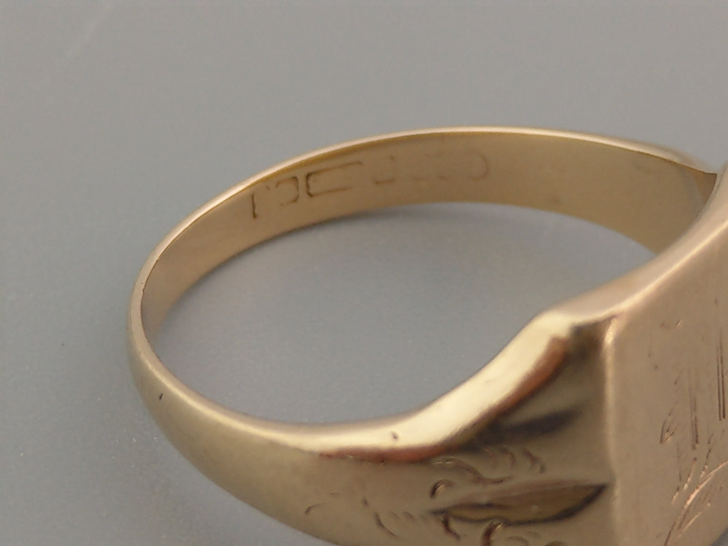 Antique 9ct gold signet ring, engraved with the letter, size T (UK) or 9.3/4 (US).