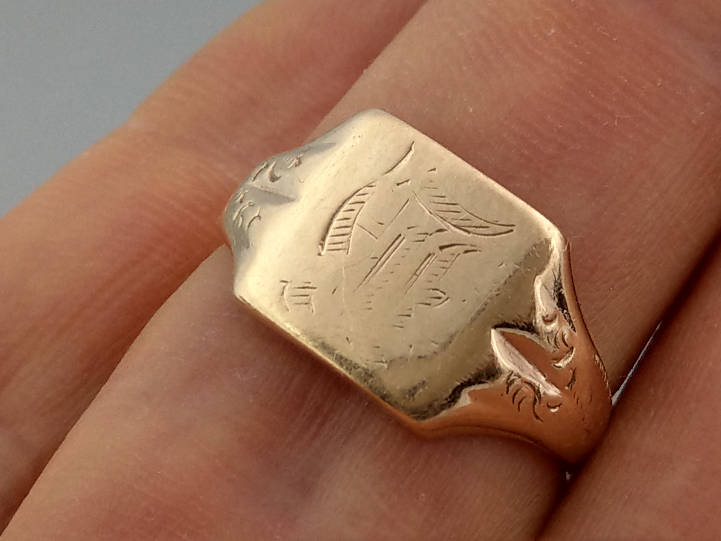 Antique 9ct gold signet ring, engraved with the letter, size T (UK) or 9.3/4 (US).