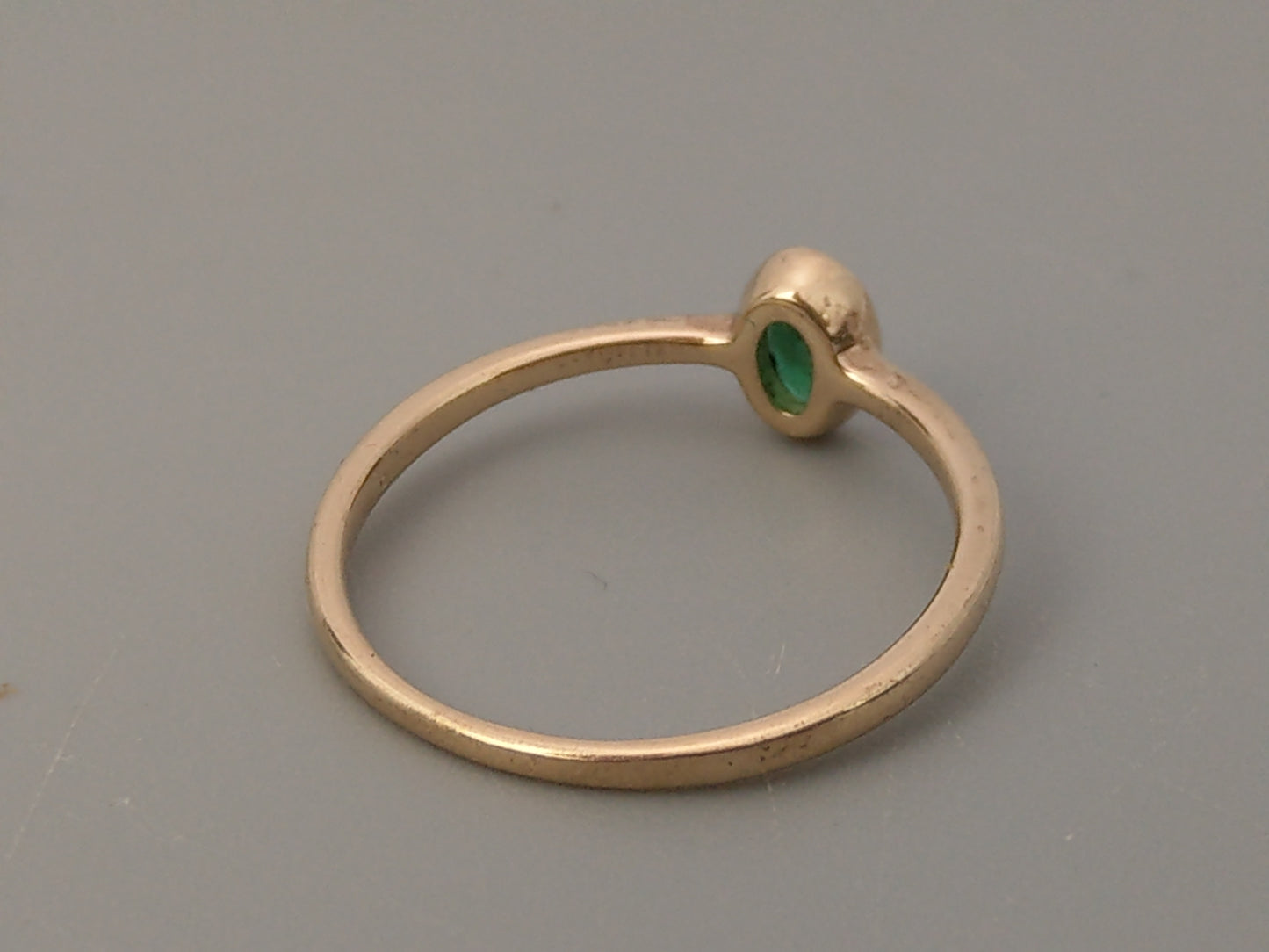 Vintage 9ct gold Delicate ring with Emerald oval cut