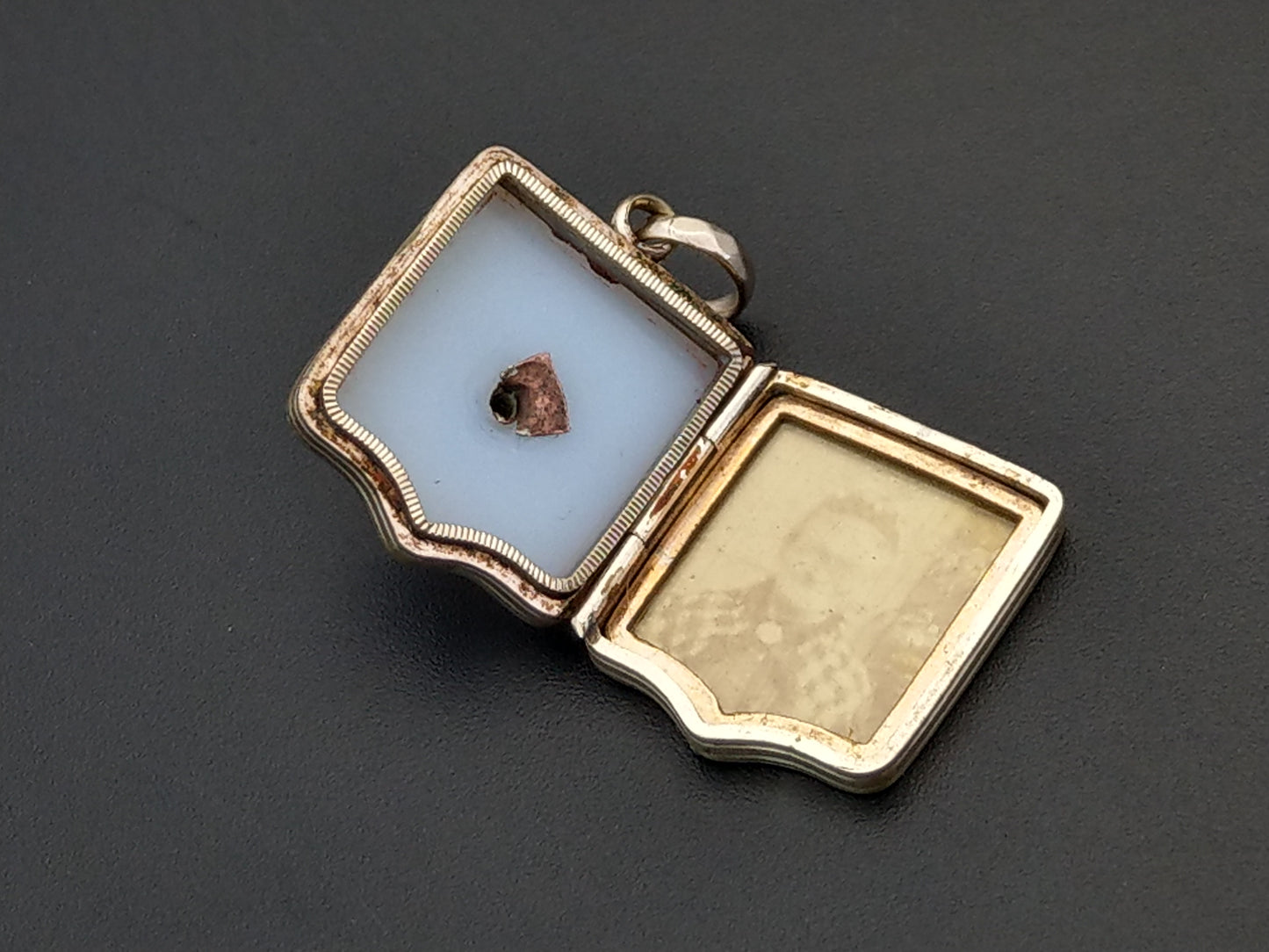 Shield shaped 9ct Gold cased Locket with agate