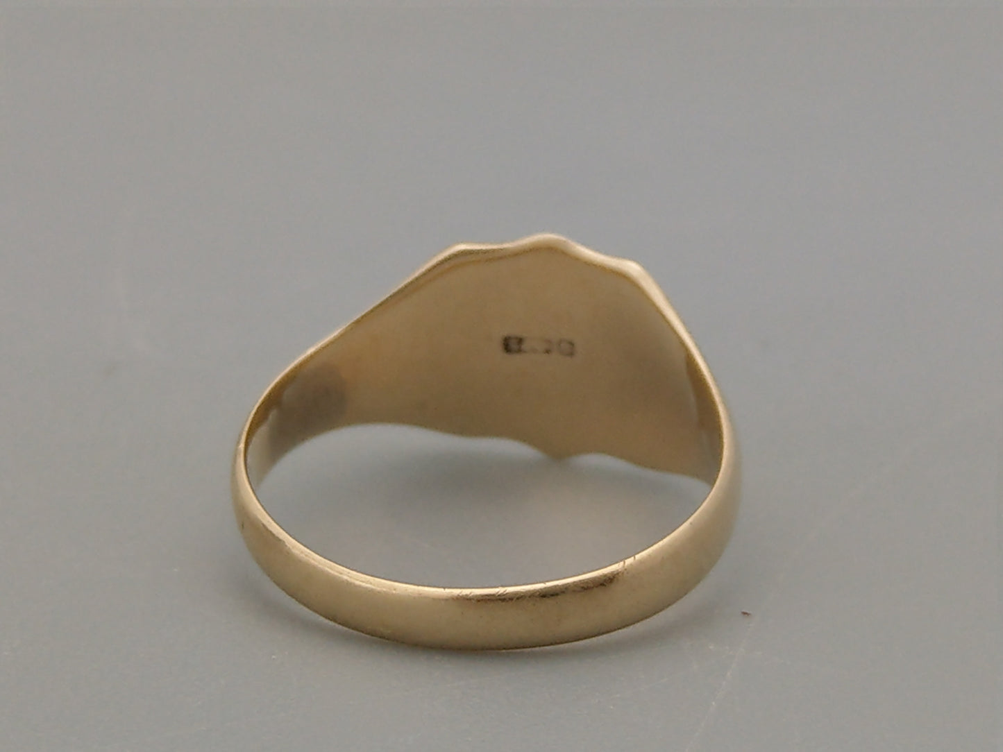 Shield-shaped 9ct gold Ladies signet ring by William Greenwood & Sons c1934