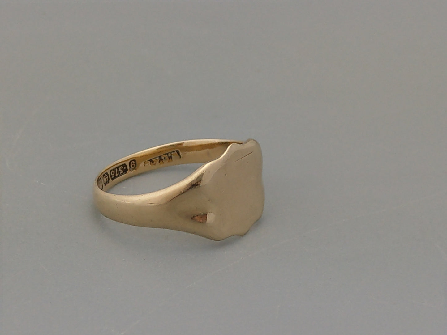 Shield-shaped 9ct gold Ladies signet ring by William Greenwood & Sons c1934