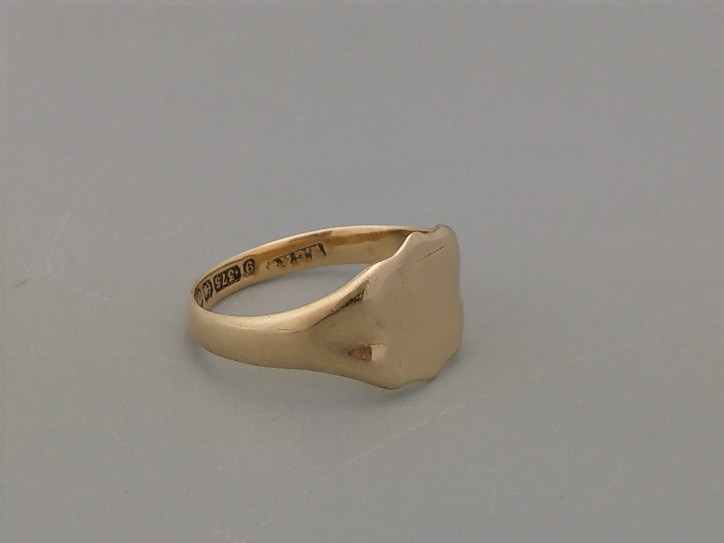 Shield-shaped 9ct gold Ladies signet ring by William Greenwood & Sons c1934