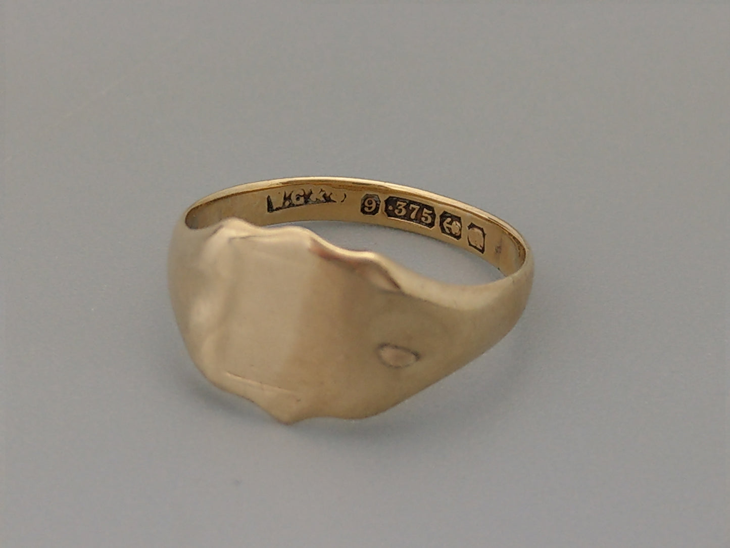 Shield-shaped 9ct gold Ladies signet ring by William Greenwood & Sons c1934