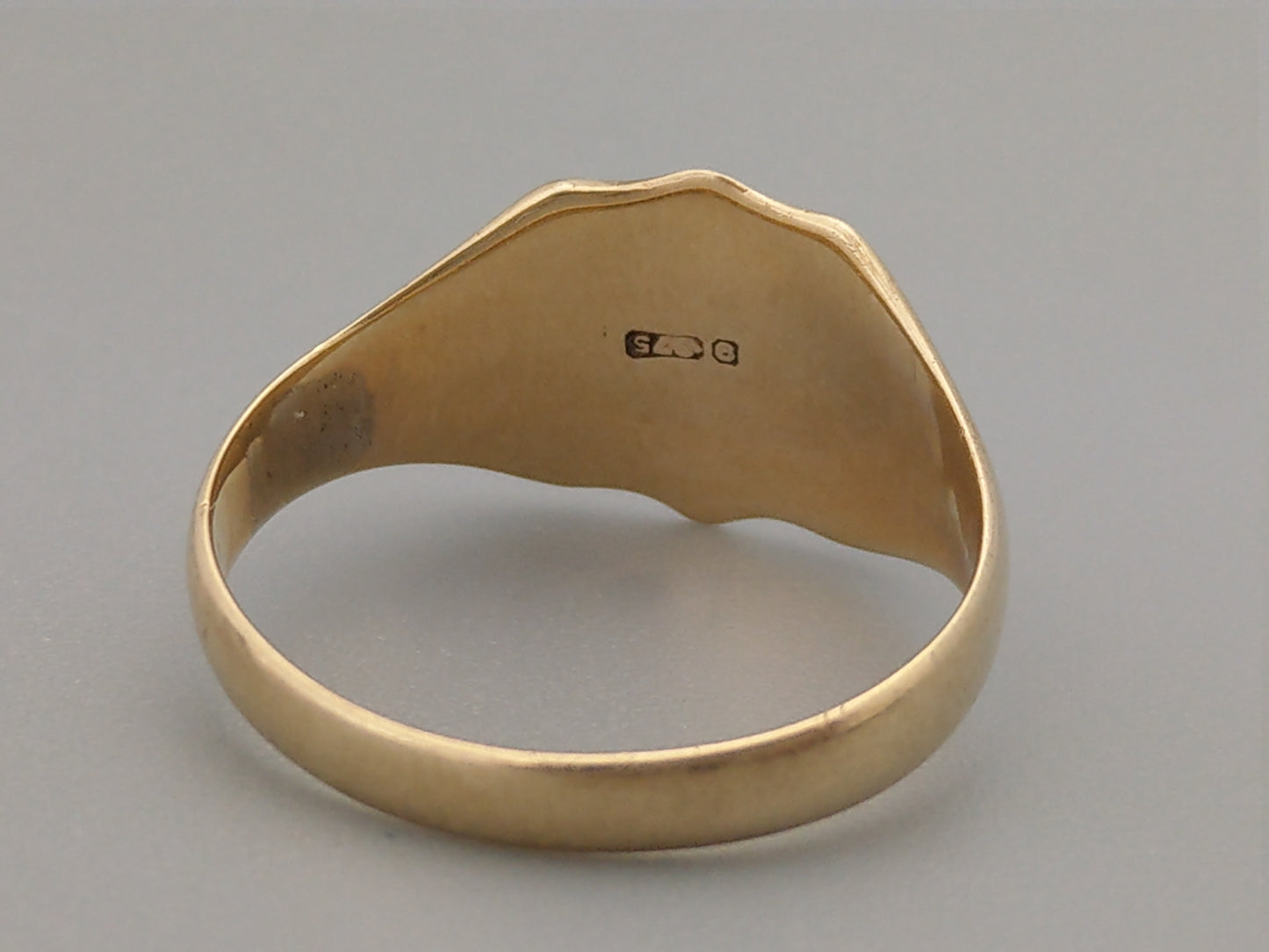 Shield-shaped 9ct gold Ladies signet ring by William Greenwood & Sons c1934