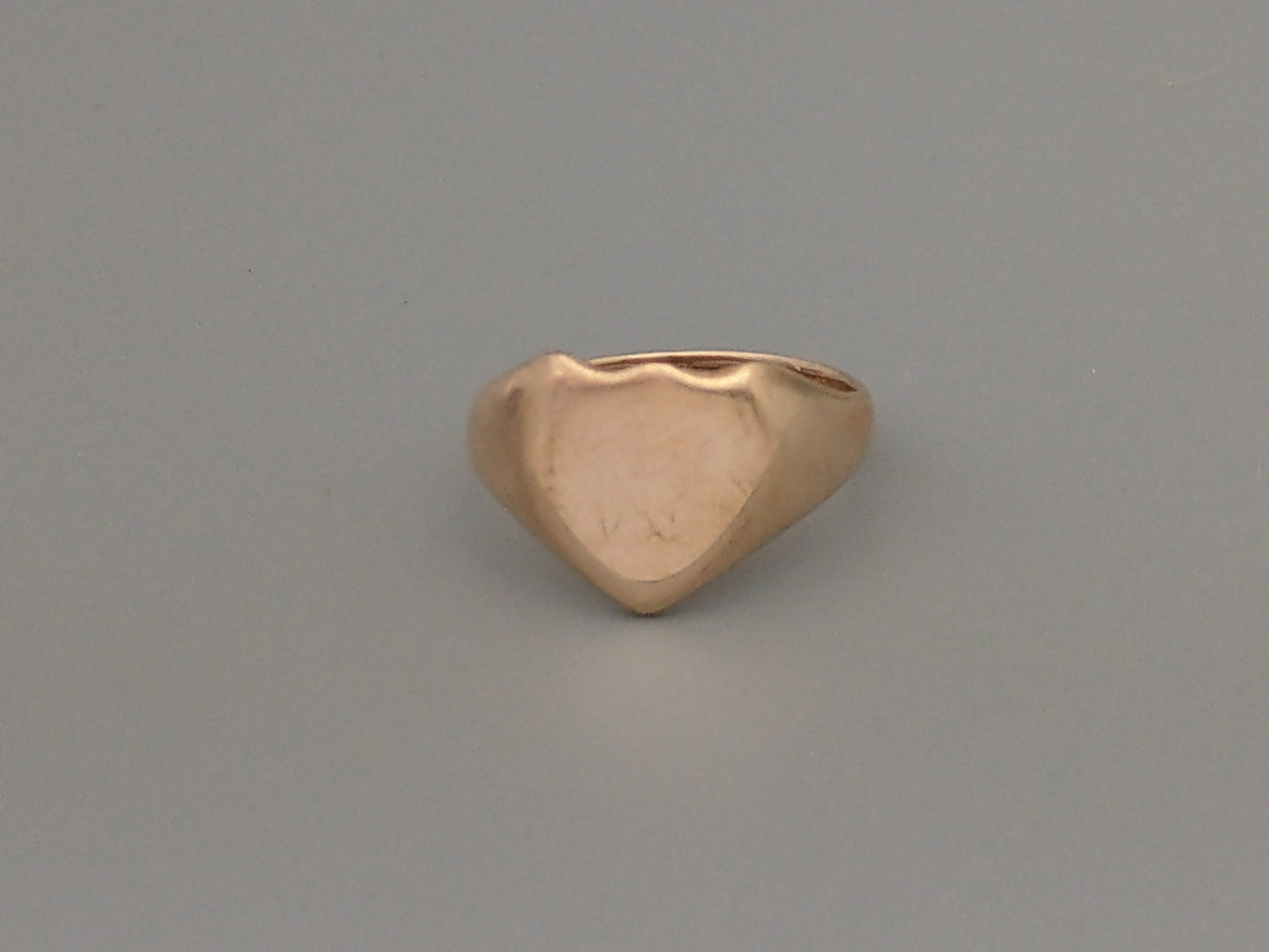 Large Shield shaped 9ct gold Ladies signet ring by William Greenwood & Sons c1930