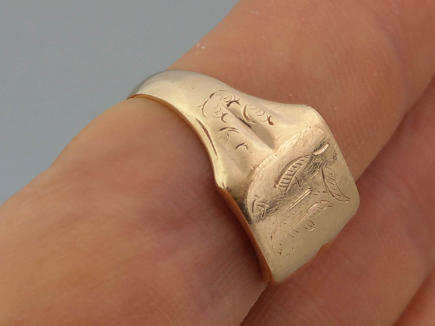 Antique 9ct gold signet ring, engraved with the letter, size T (UK) or 9.3/4 (US).