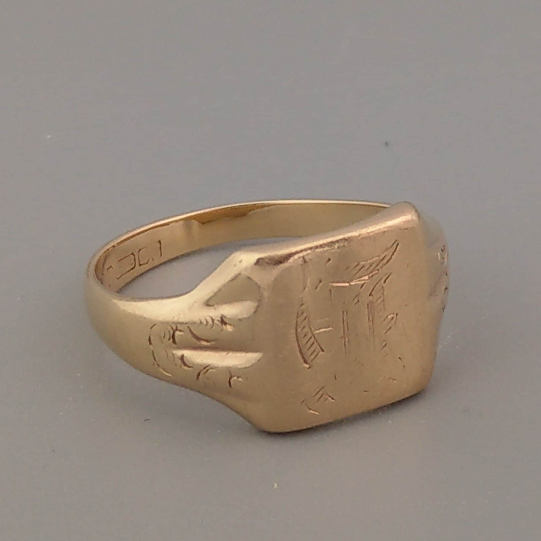 Antique 9ct gold signet ring, engraved with the letter, size T